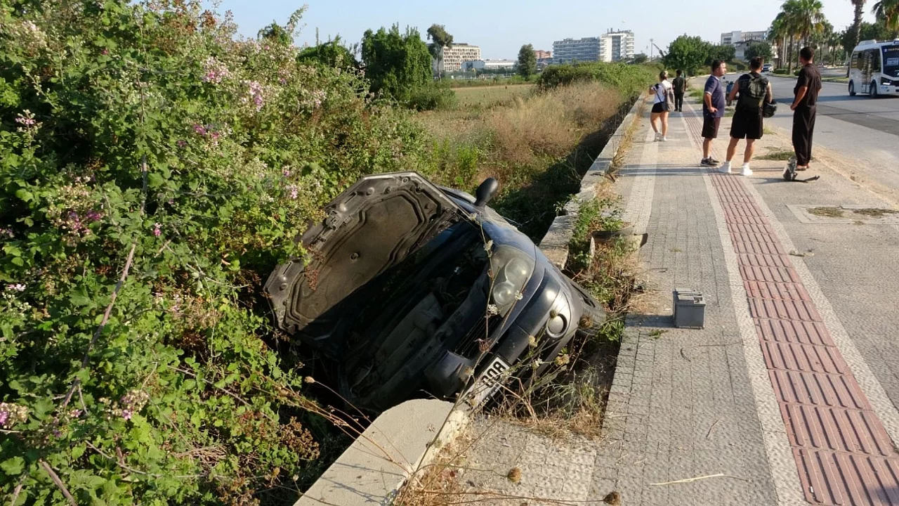 Otomobil yayaya çarpıp şarampole devrildi