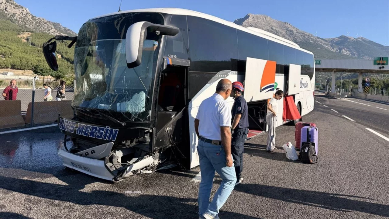 Otoyol gişelerinde otob&uuml;s beton bariyere &ccedil;arptı: 5 yaralı