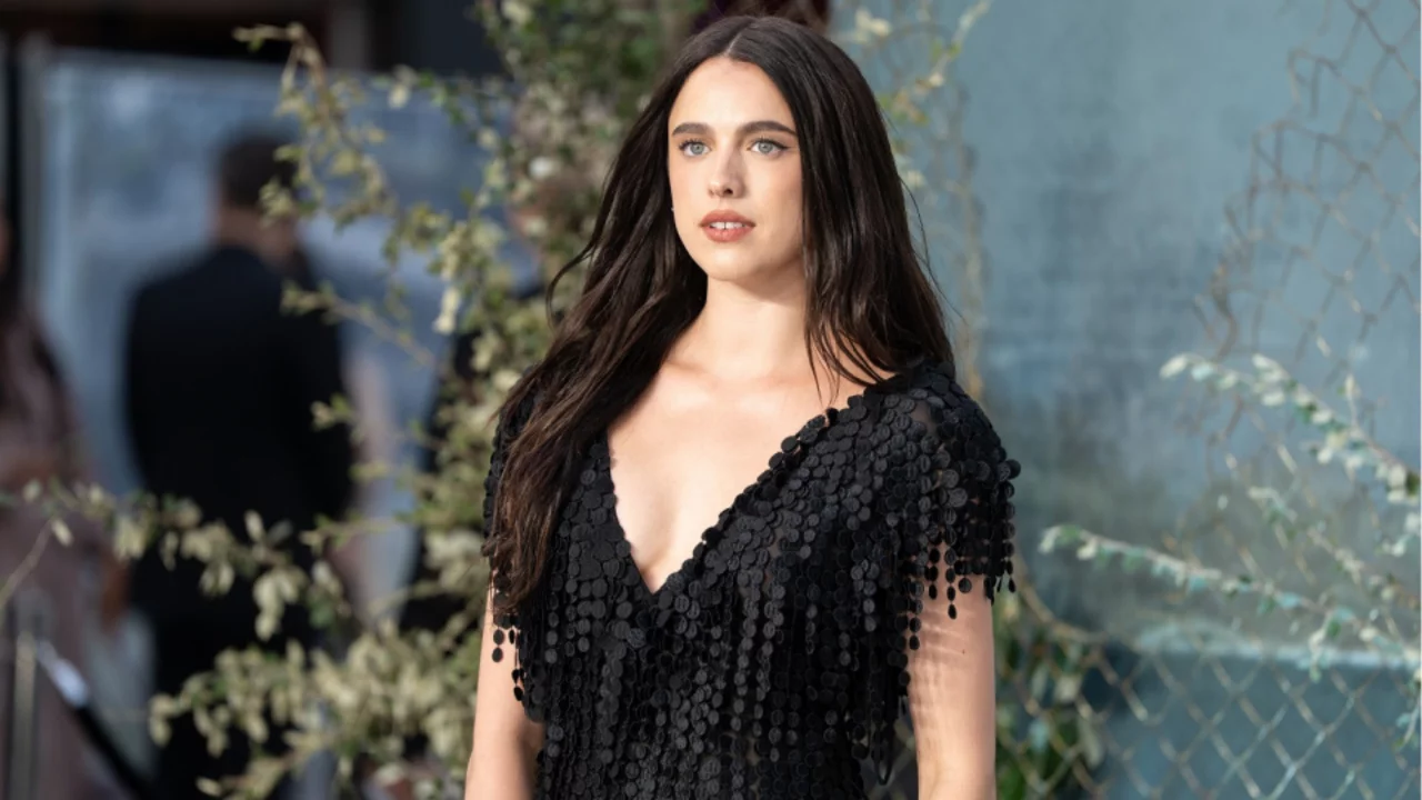 Margaret Qualley'nin kırmızı halı tercihi olay oldu! Tabanı olmayan ayakkabıları dikkat çekti
