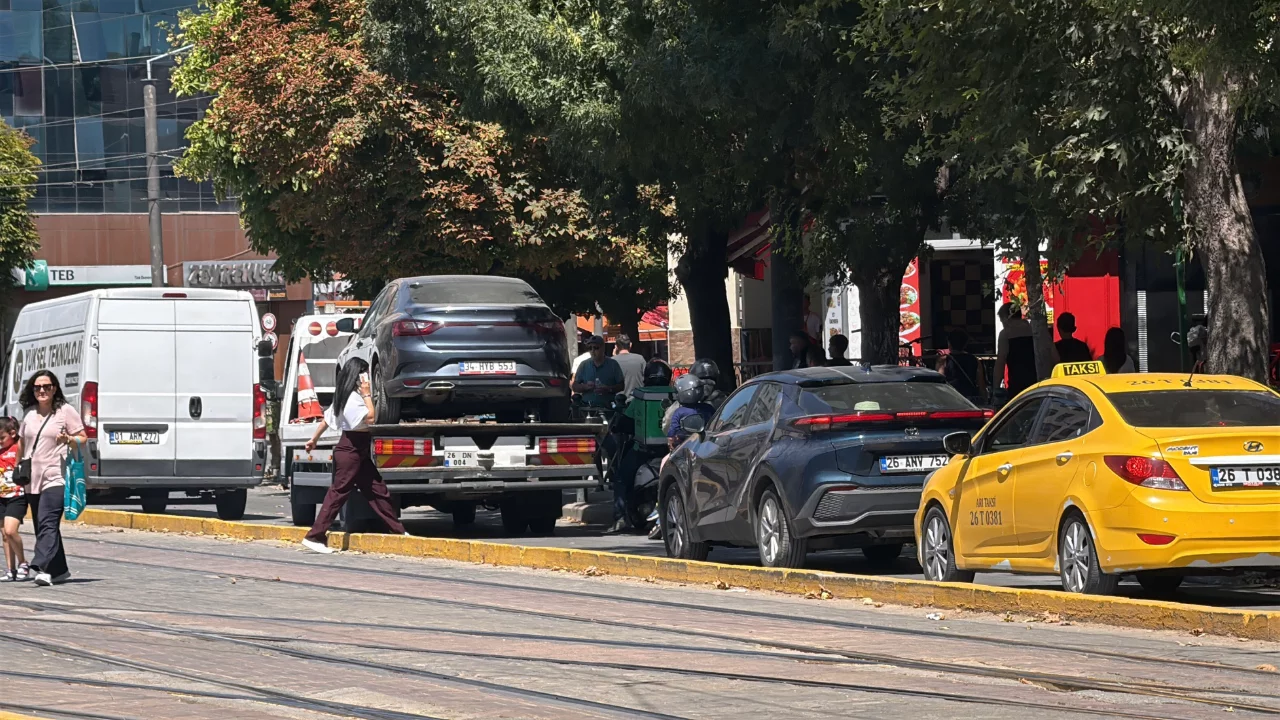 Hatalı park, cadde trafiğini kilitledi