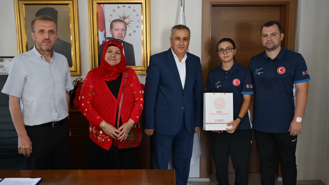 Avrupa şampiyonu Bursalı Fatma Nisa, İl Milli Eğitim Müdürü'nün konuğu oldu