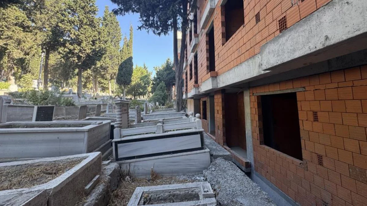 Şaşırtan görüntüler! Mezarlık manzaralı satılık sıfır daireler