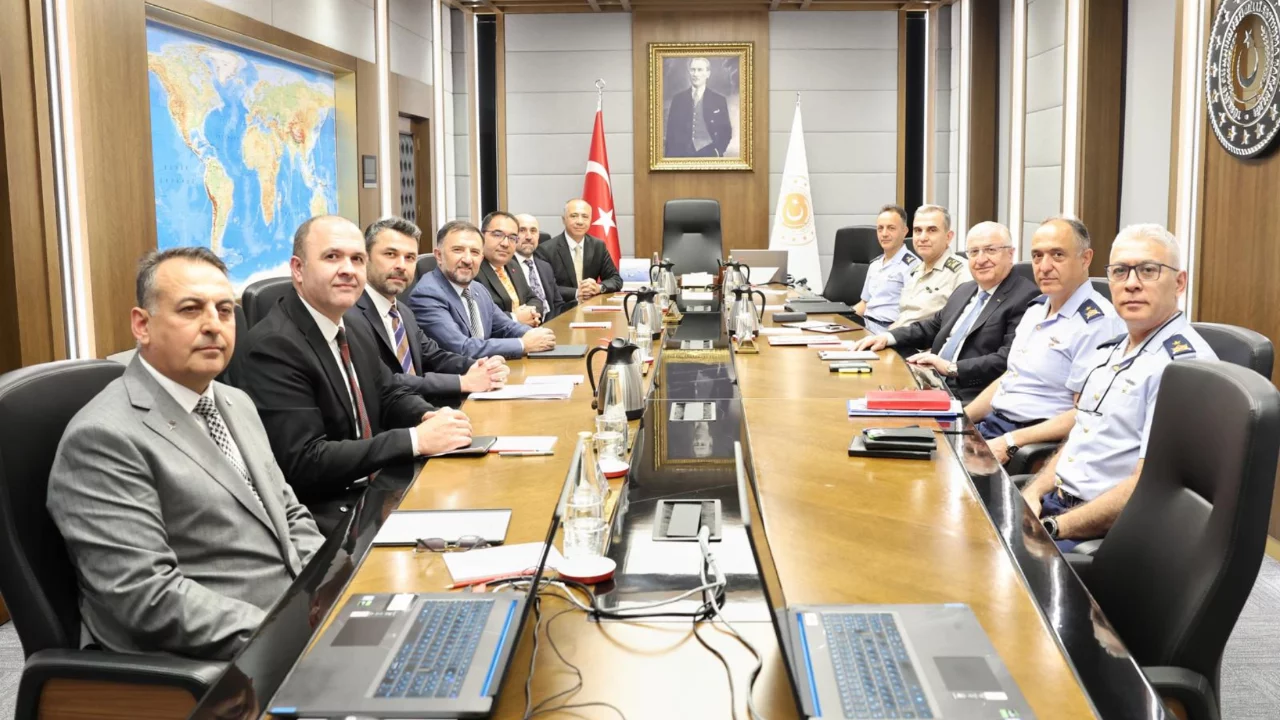 Bakan Yaşar G&uuml;ler, Tusaş Genel M&uuml;d&uuml;r&uuml; Mehmet Demiroğlu'nu kabul etti