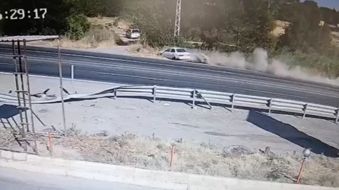 Adıyaman'da virajı alamayan otomobil şarampole devrildi: 2 yaralı