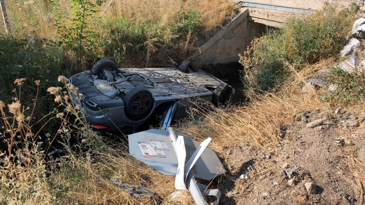 Sulama kanalına devrilen otomobilde sürücü yaralandı