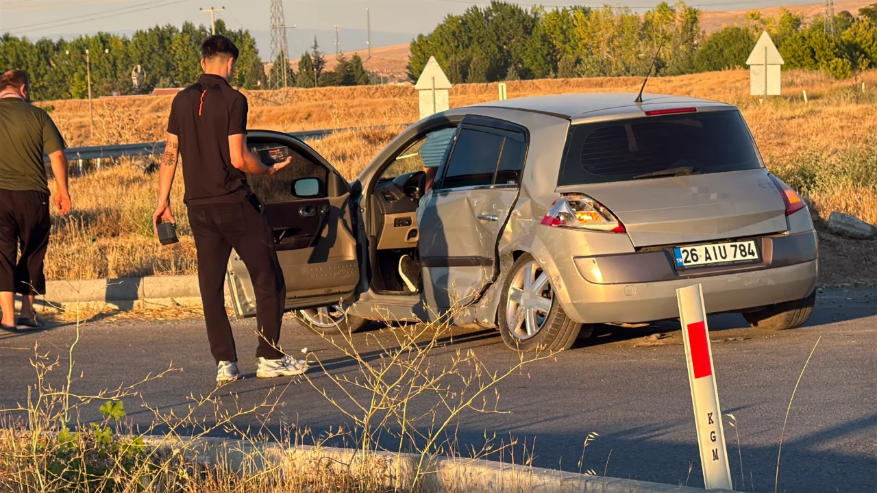 Eskişehir'de kavşakta iki araç çarpıştı: 3 yaralı