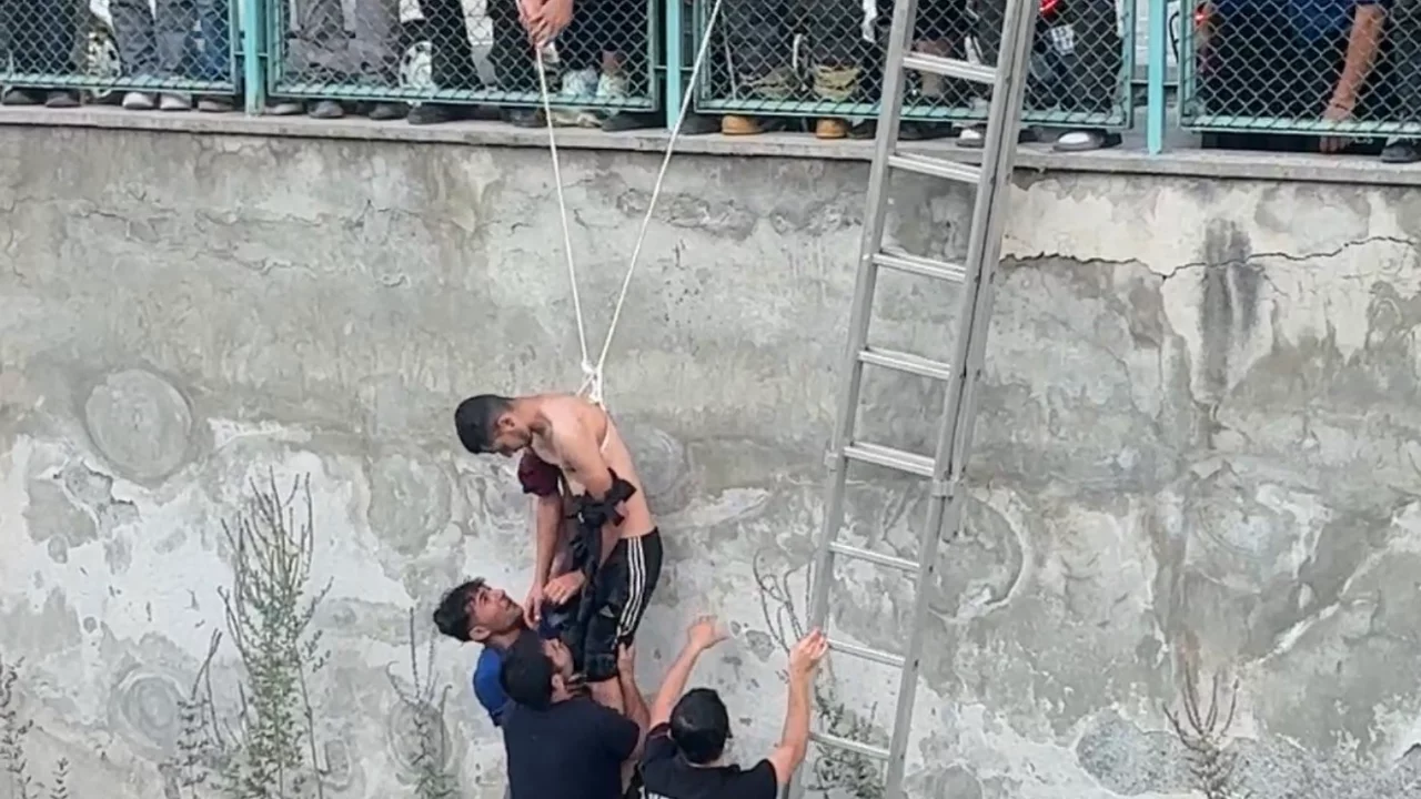 Tarsus'ta korku dolu anlar: Kanala düşen genci arkadaşı kurtardı