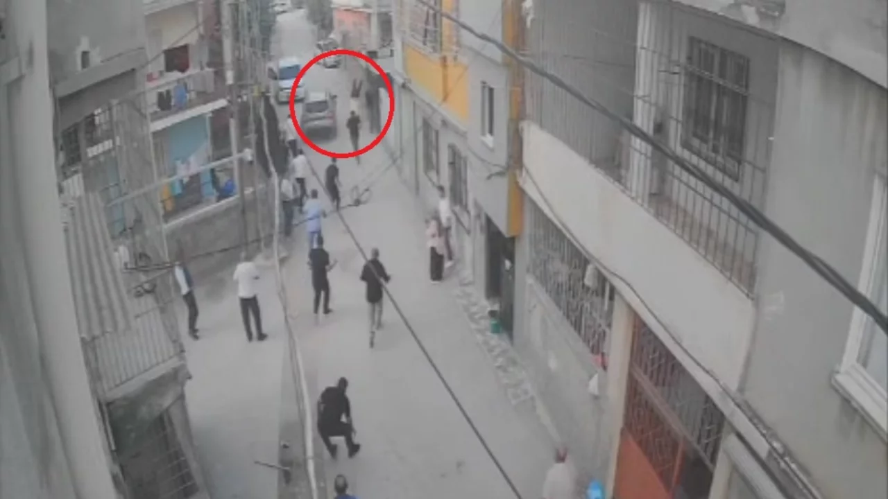 Adana'da aile kavgası sokağı savaş alanına &ccedil;evirdi: Otomobil kalabalığın &uuml;zerine s&uuml;r&uuml;ld&uuml;