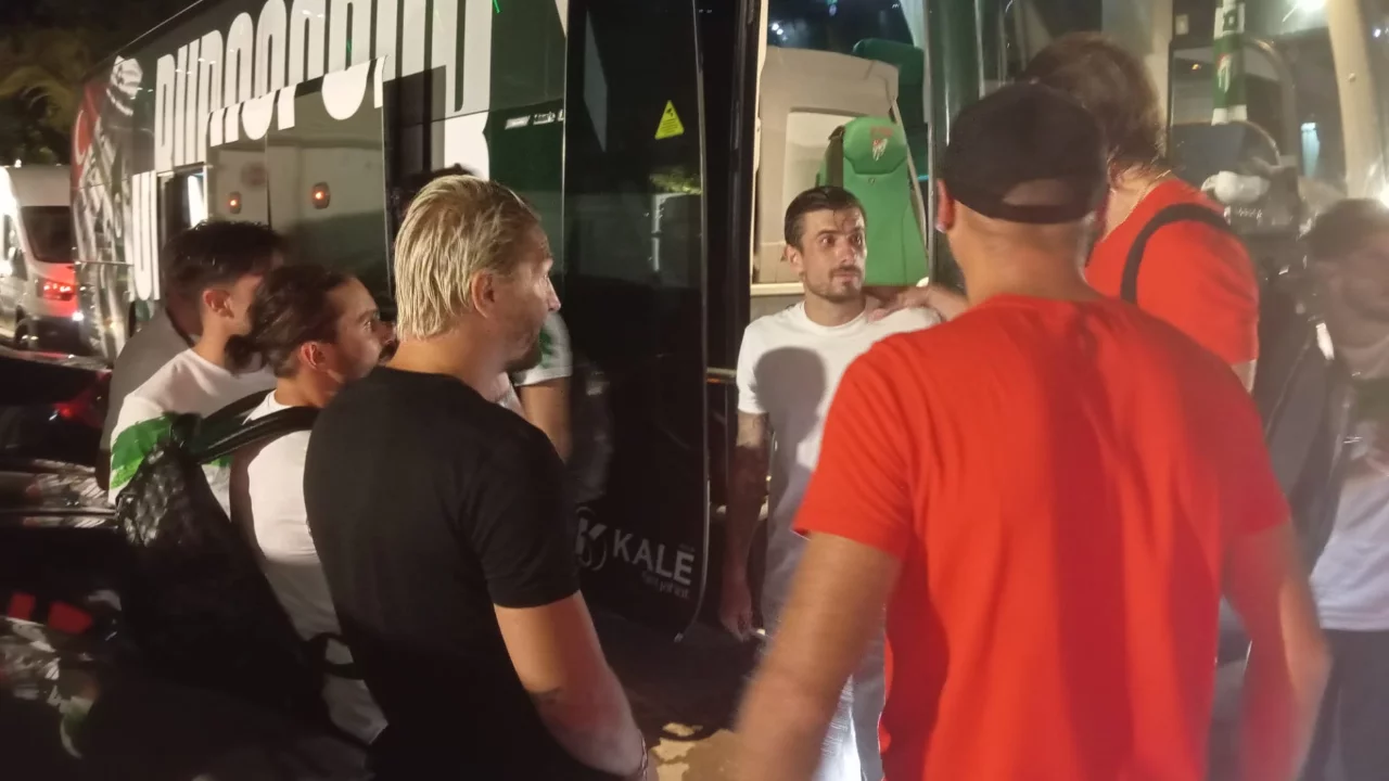 Bursaspor ve Karagümrük futbolcuları maç sonunda bir araya geldi