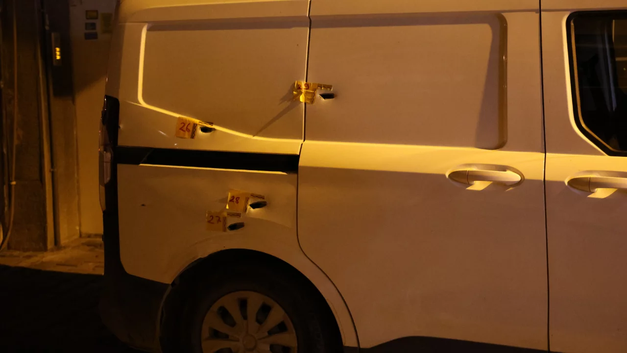 İzmir Karşıyaka'da sokak ortasında silahlı kavga: 5 yaralı