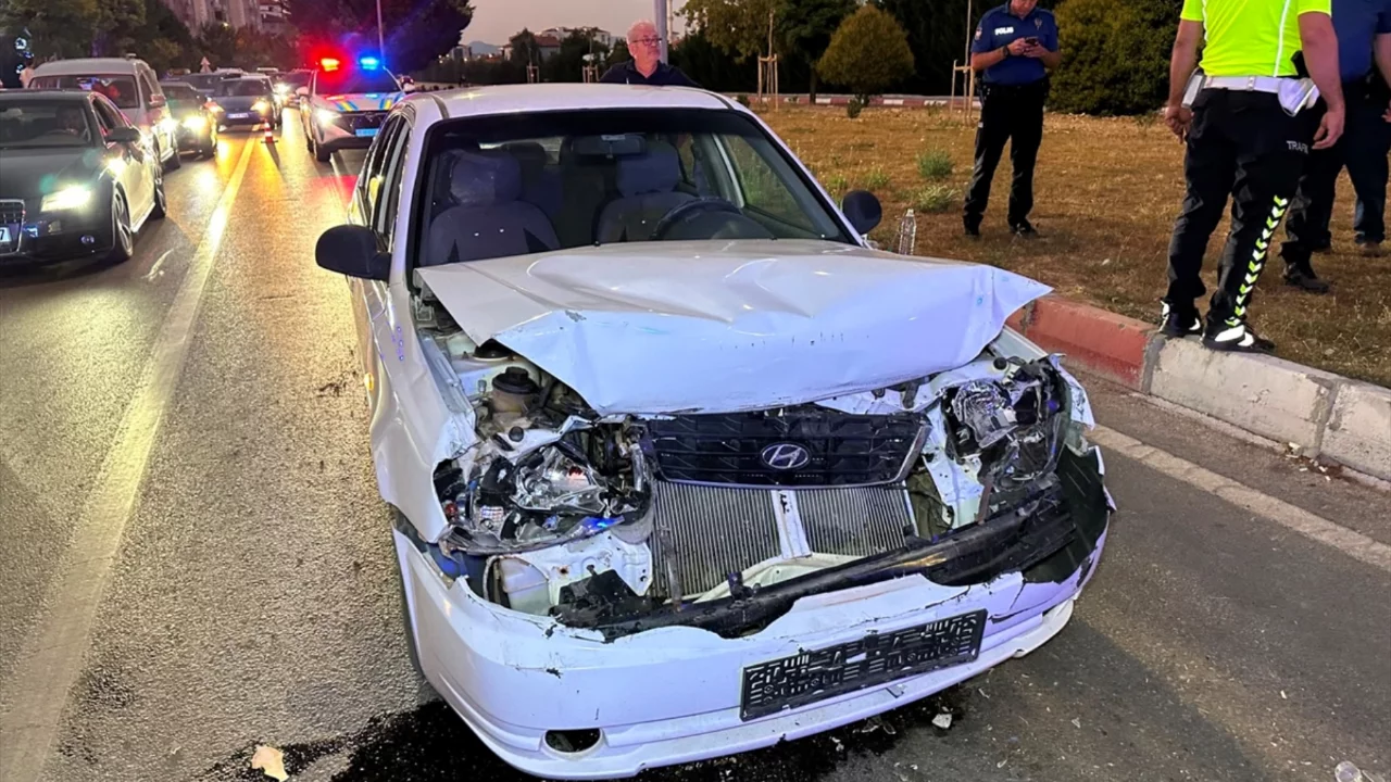 Uşak'ta trafik kazası: Işıkta bekleyen otomobile arkadan çarptı