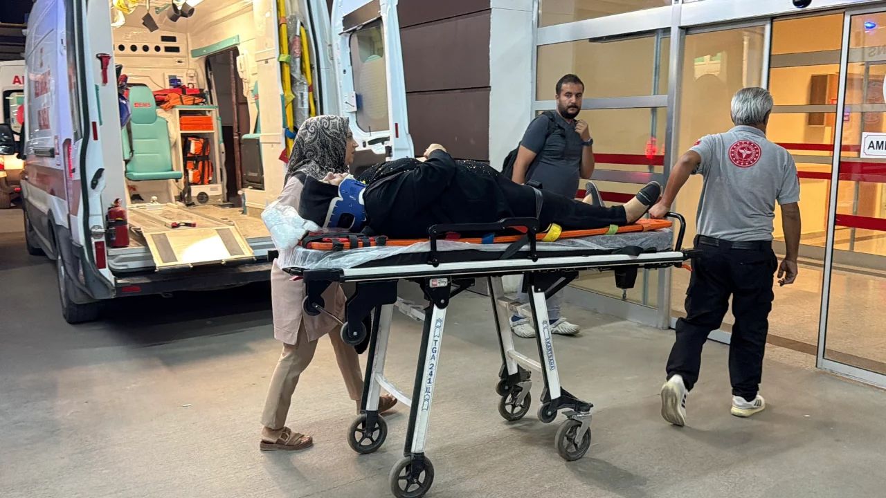 Adıyaman-G&ouml;lbaşı yolunda iki otomobil &ccedil;arpıştı: 4 yaralı