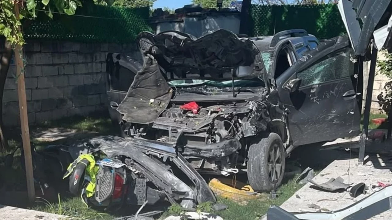 Feci kaza! Otomobil evin bahçesine uçtu