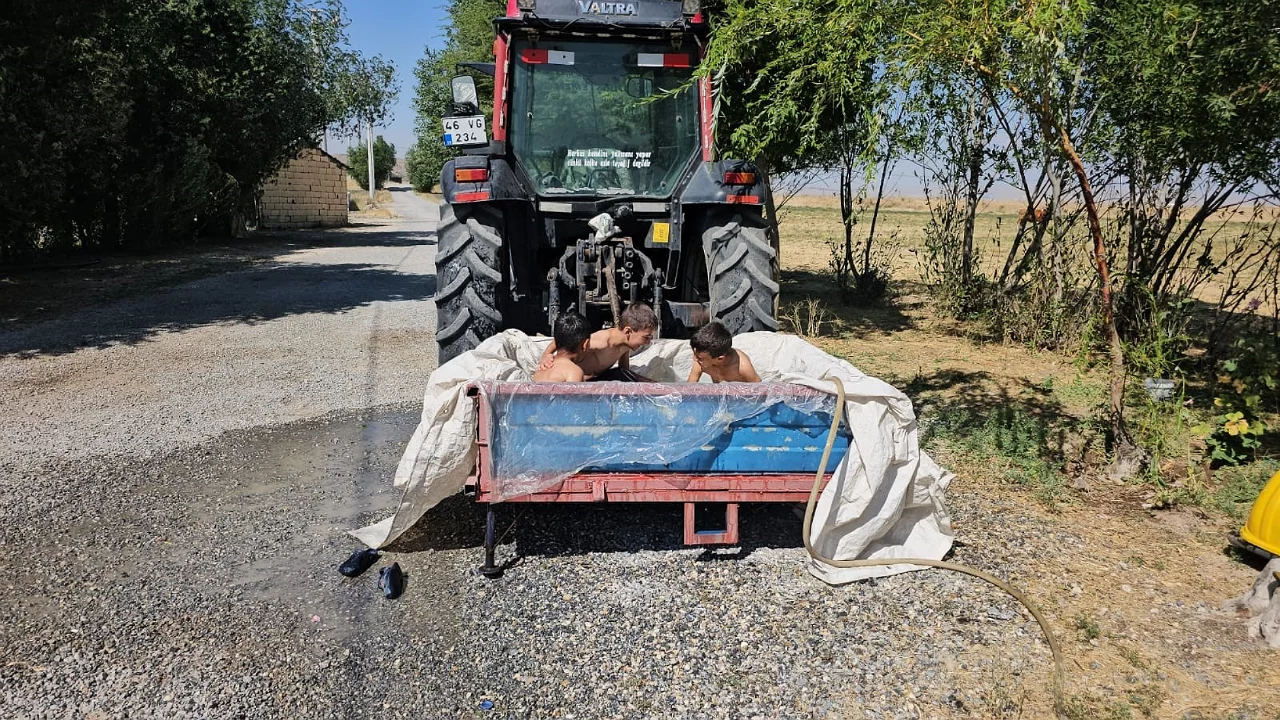 Traktörün arkasına bağlanan sepette böyle serinlediler