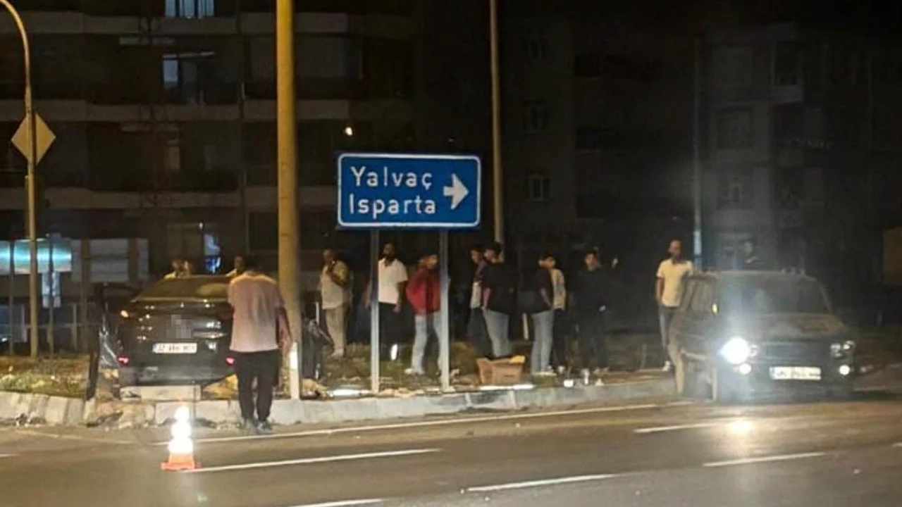 Kavşakta iki otomobil çarpıştı: 3 yaralı