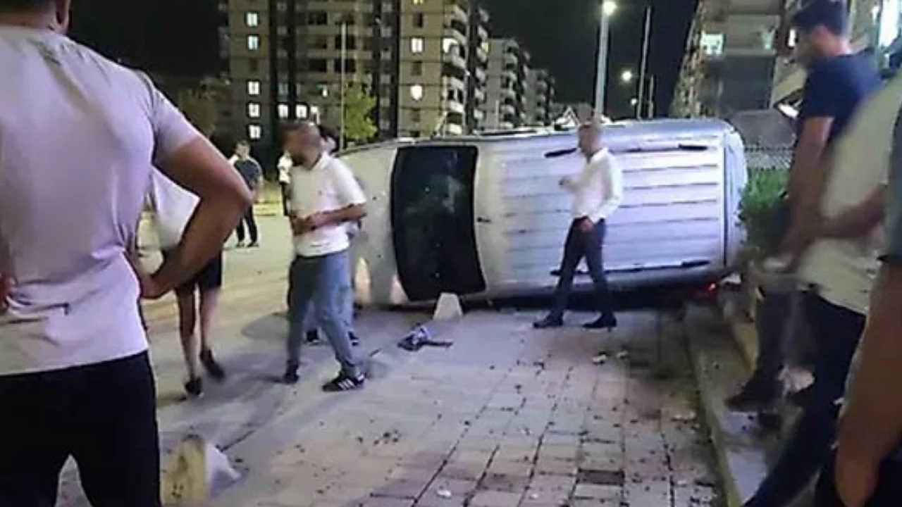 Otomobil kaldırıma çıkıp yan yattı