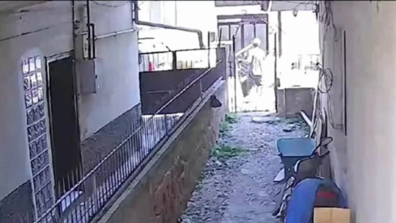 Bursa'da hurdacının cesareti pes dedirtti! Yaptığı kamerada ortaya &ccedil;ıktı