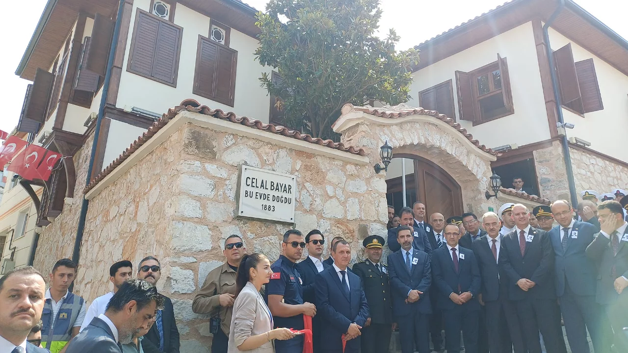 Celal Bayar'ın doğduğu Bursa'daki tarihi ev 40 yıl sonra yeniden ziyarete a&ccedil;ıldı