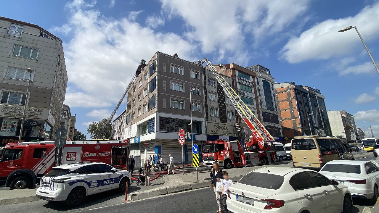 4 katlı binanın çatısı alevlere teslim oldu