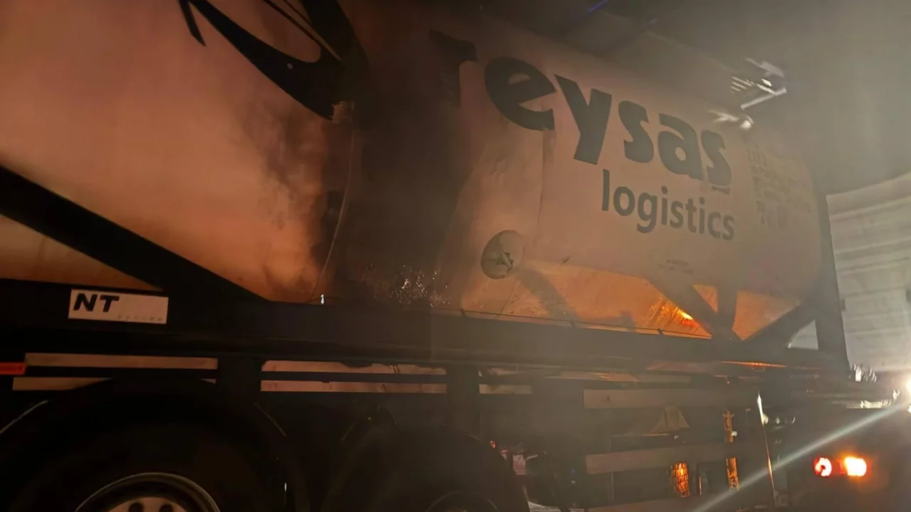 Seyir halindeki tırın dorsesi alev aldı