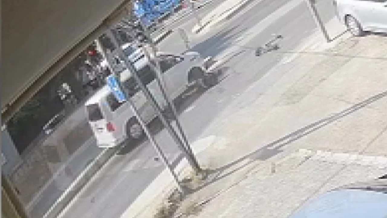 Minibüs skutere çarptı: sürücü ağır yaralandı