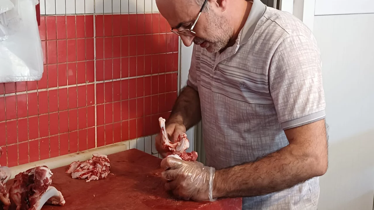 Bursa'da 35 yıllık kasaptan kritik uyarı! At ve eşek eti nasıl anlaşılır?