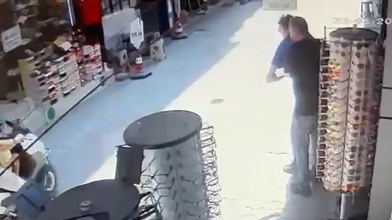 Bursa'da saniyelerle yarış! Kuryenin hayatını esnaf kurtardı... O anlar kamerada