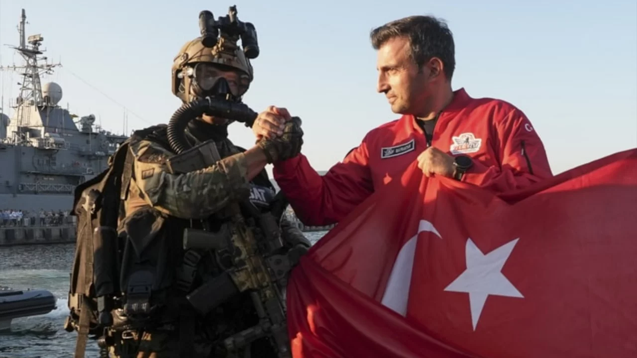 Sel&ccedil;uk Bayraktar, SAT ve SAS komandolarıyla bir araya geldi