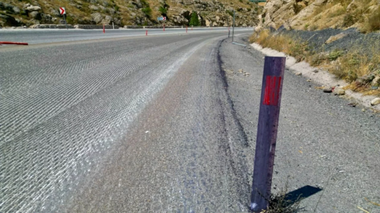 Afyonkarahisar'da araçları mora boyayan yol asfaltı komple kazındı 
