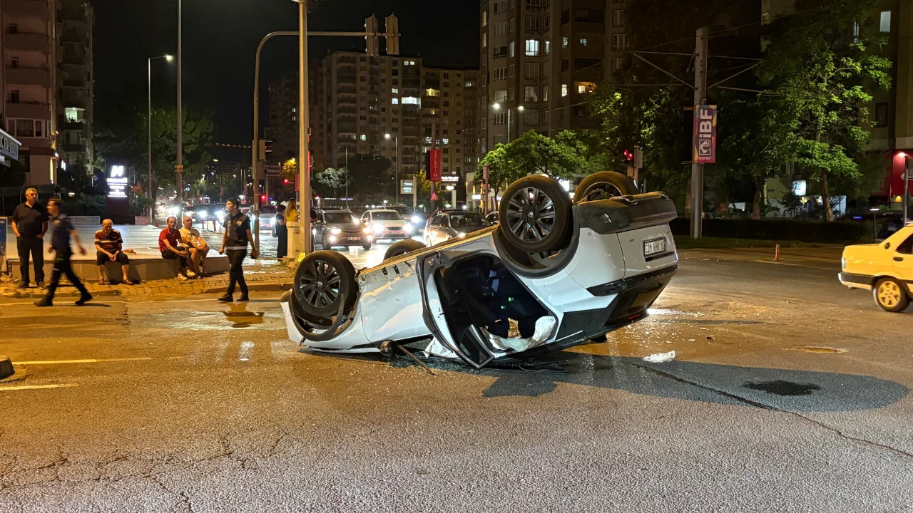 Otomobille &ccedil;arpışan SUV ara&ccedil; takla attı: 2 yaralı
