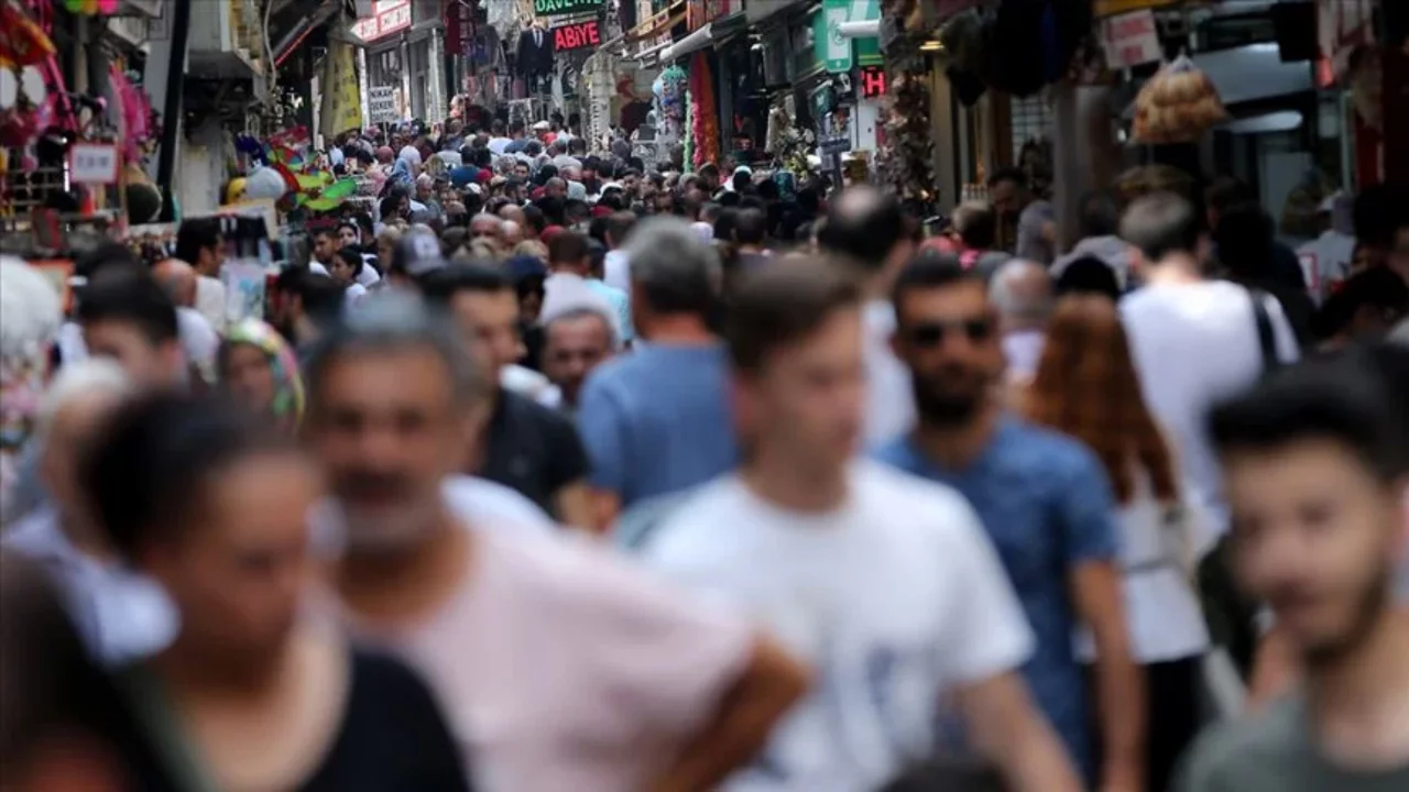 T&uuml;rkiye'nin n&uuml;fus yapısı değişiyor! Yaşlı n&uuml;fus tarihi zirveyi g&ouml;rd&uuml;