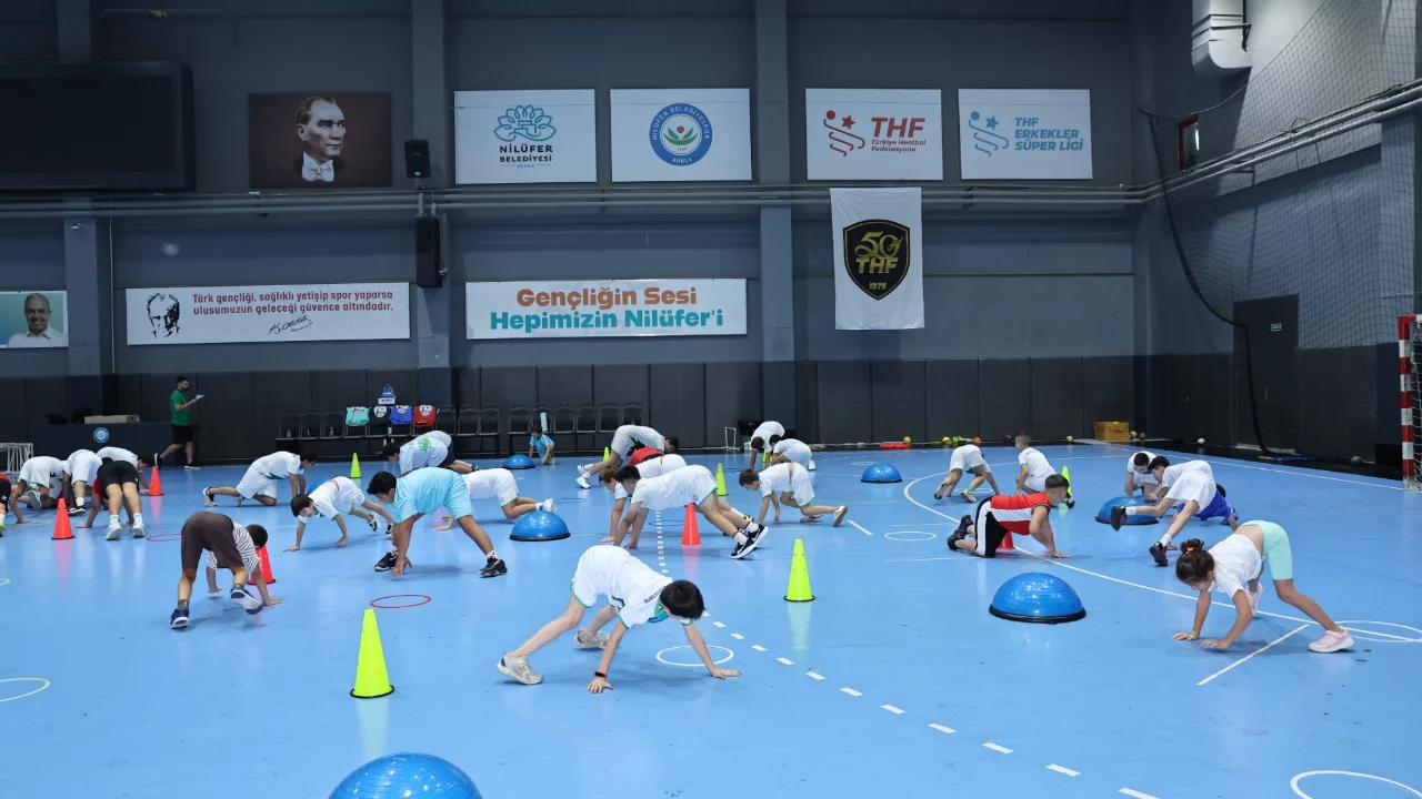 Bursa'da &ccedil;ocuklar i&ccedil;in yeni d&ouml;nem başladı! Nil&uuml;fer'de Hentbol Akademisi kapılarını a&ccedil;tı