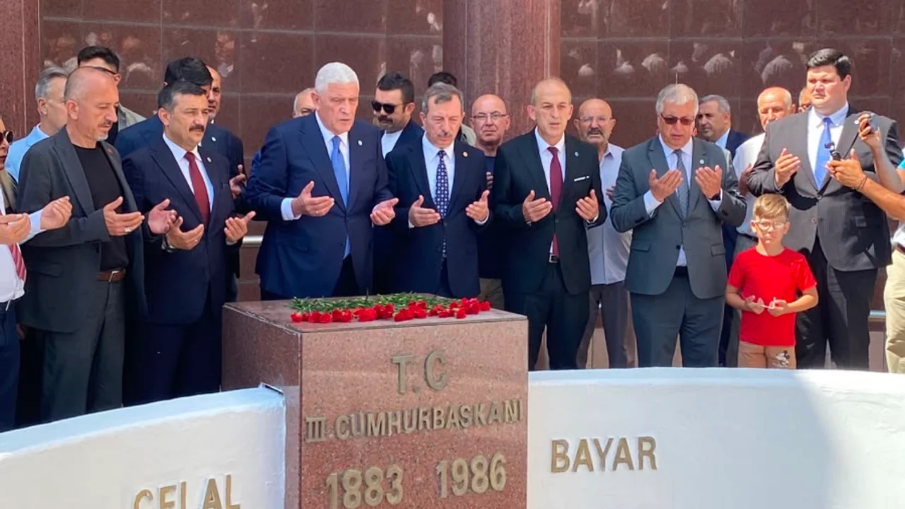İYİ Parti Genel Başkanı Dervişoğlu, Bursa'da Celal Bayar'ın kabrini ziyaret etti