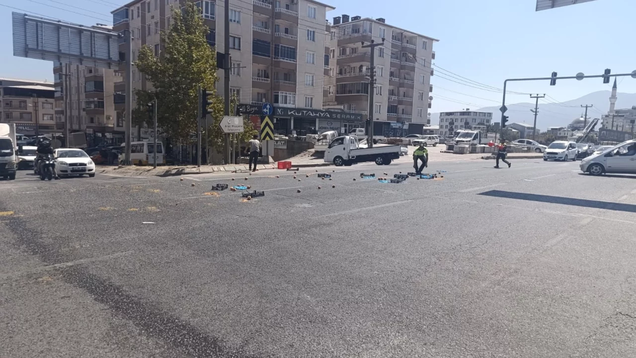 Bursa'da şeftaliler yola sa&ccedil;ıldı, olanlar oldu! S&uuml;r&uuml;c&uuml;n&uuml;n manevrası kazayı &ouml;nleyemedi