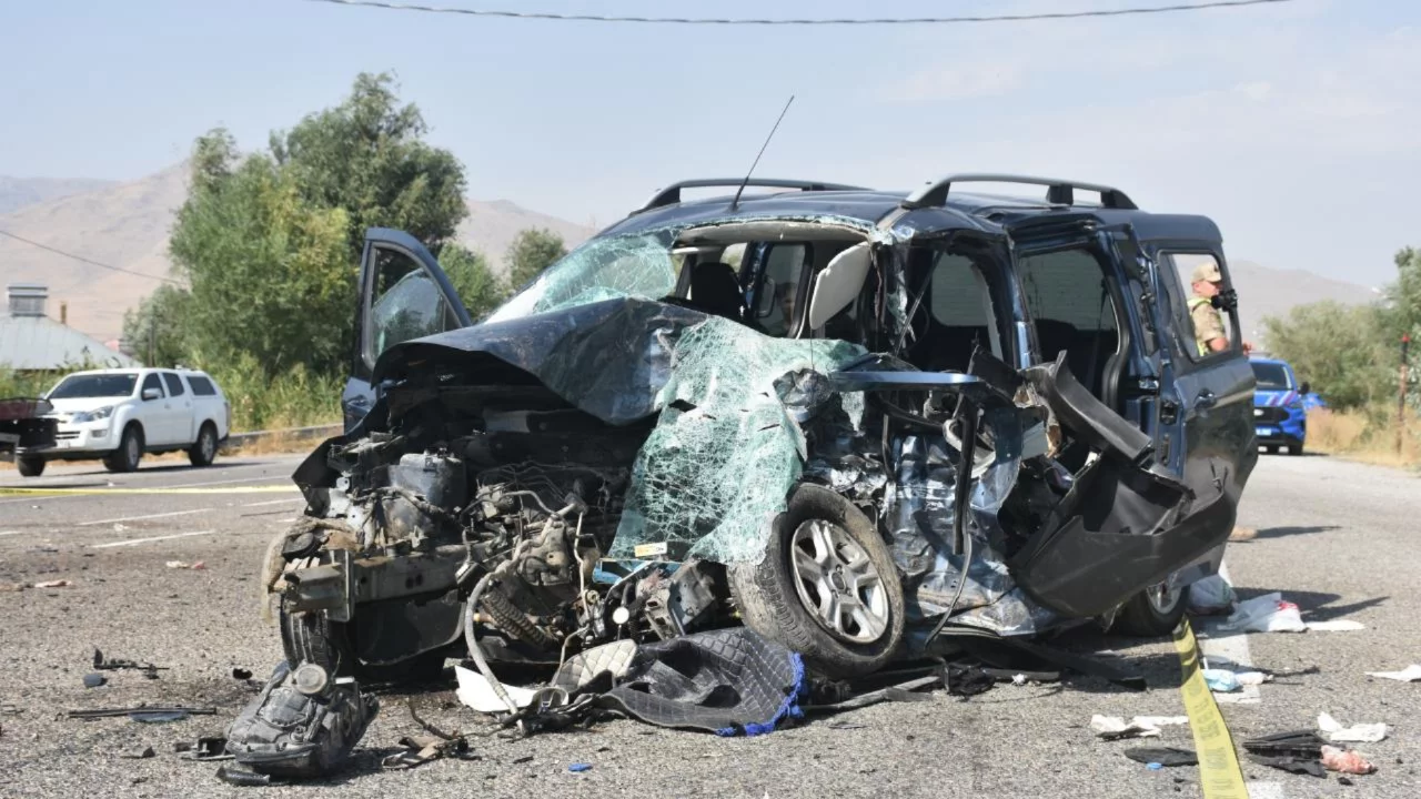 Feci kaza: 2 kişi hayatını kaybetti, 9 kişi yaralandı