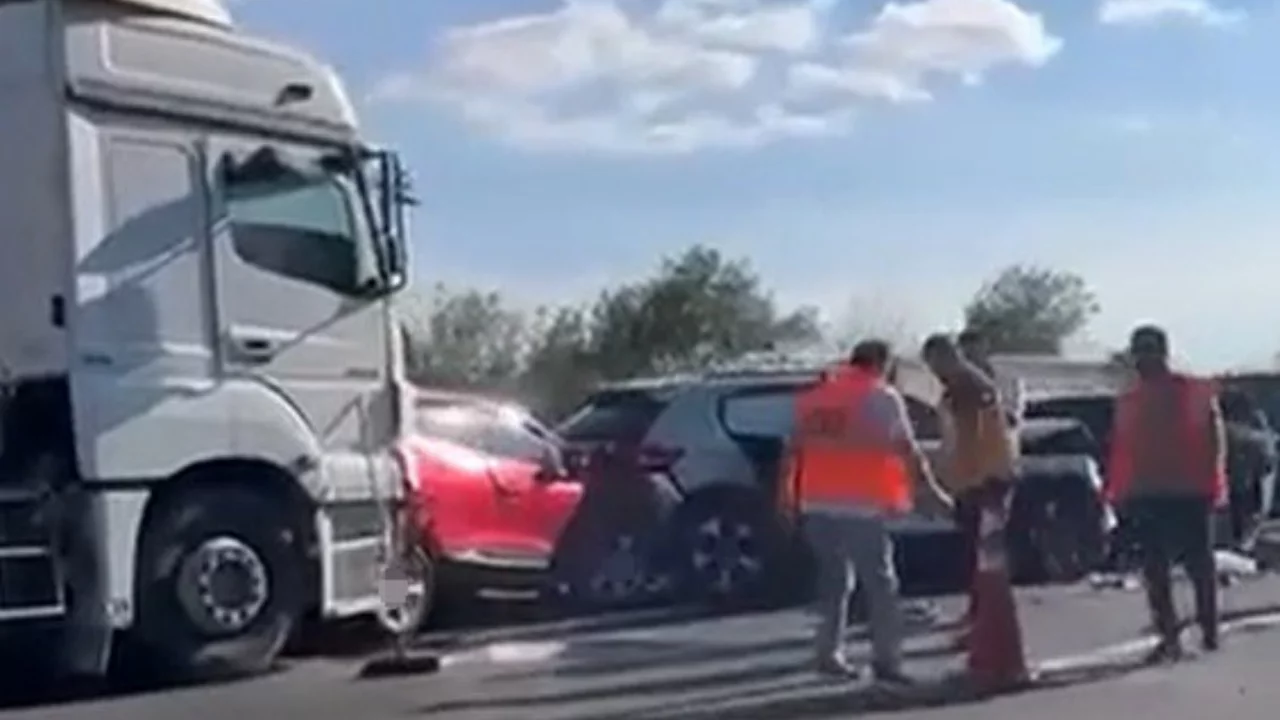 Anadolu Otoyolu'nda 12 araç birbirine girdi: 6 yaralı
