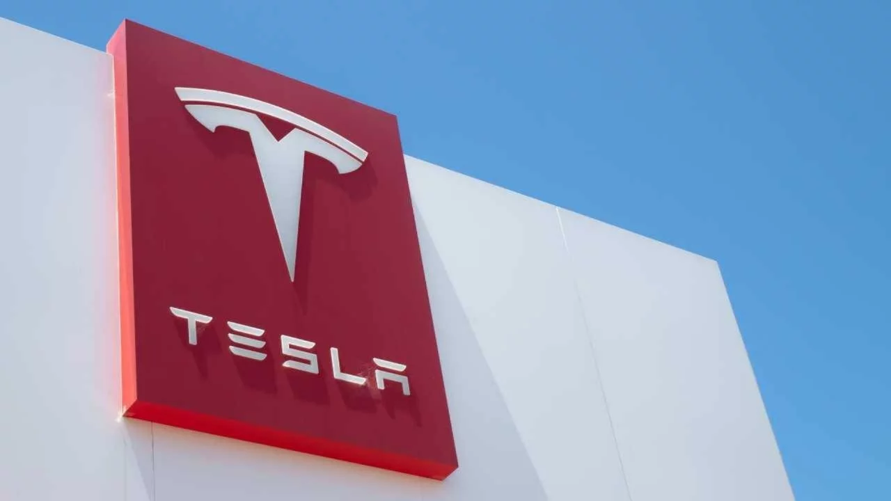 Tesla 3 milyon aracı geri &ccedil;ağırdı!