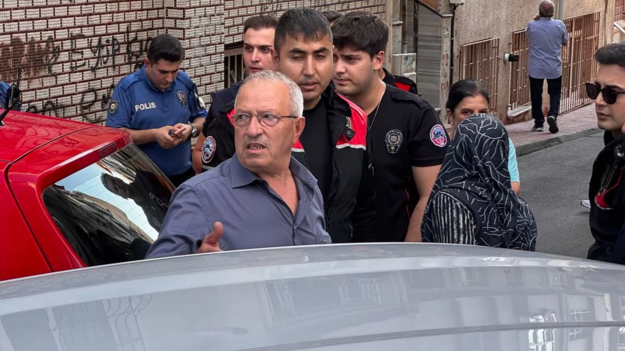 D&uuml;ğ&uuml;n konvoyunda korkutan kaza: Damadın amcası binaya &ccedil;arptı