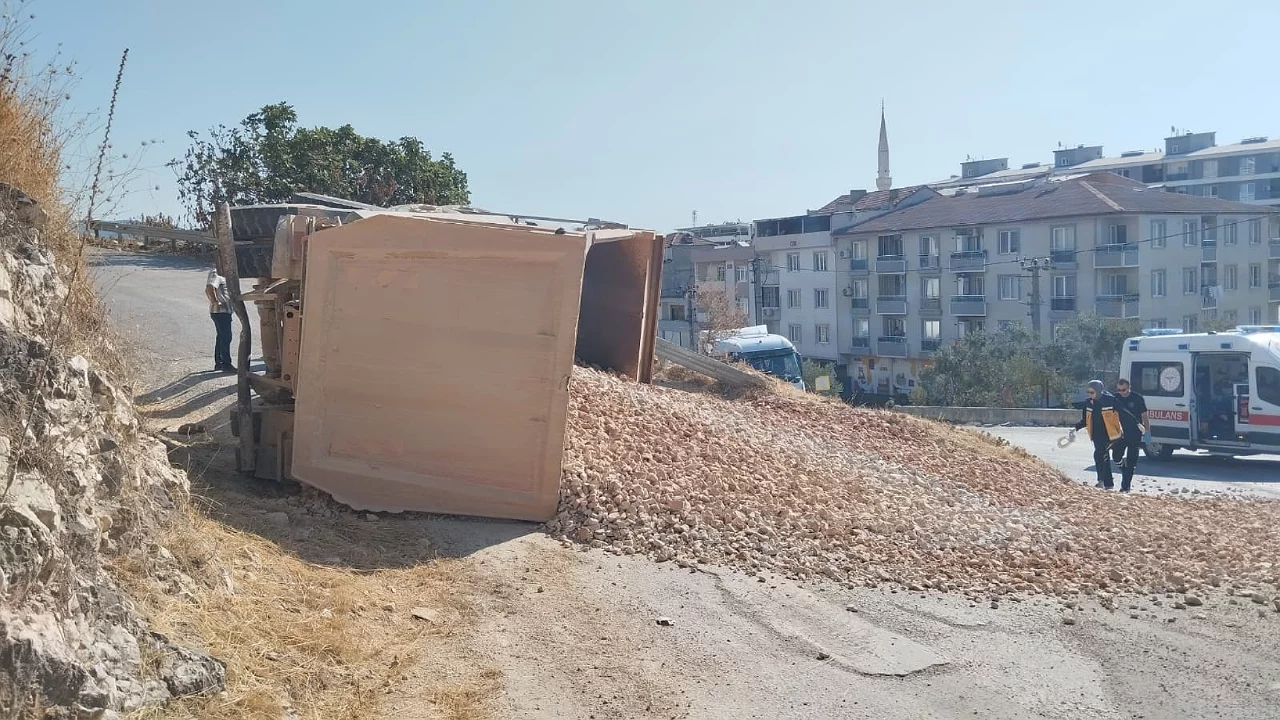Bursa'da taş y&uuml;kl&uuml; kamyon dehşet sa&ccedil;tı!