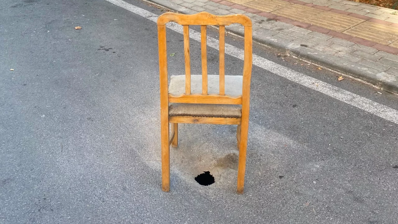 Bursa'da yol yarıldı! Tehlikeli &ccedil;ukurun &uuml;zerine sandalye koydular...