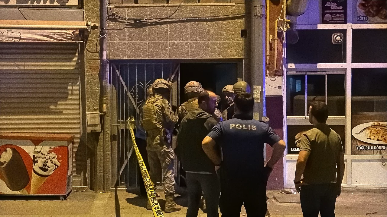 &Ccedil;atıdan &ccedil;atıya dolaştı, polisi saatlerce uğraştırdı