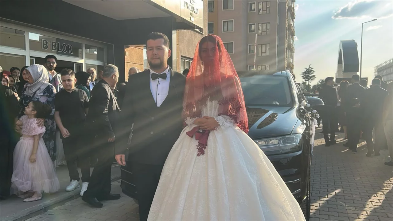 Valinin makam aracı şehit oğluna gelin arabası oldu
