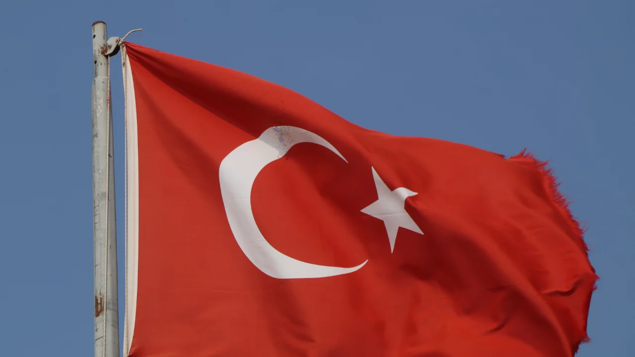 T&uuml;rk bayrağına t&uuml;fekle zarar verildi!