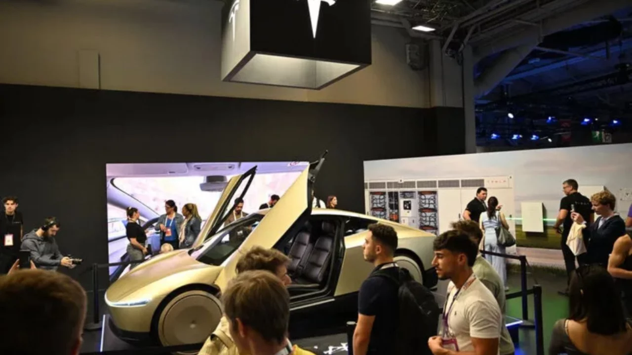 Tesla'nın robotaksisi Cybercab sahneye &ccedil;ıkıyor! İşte merak edilen tarih