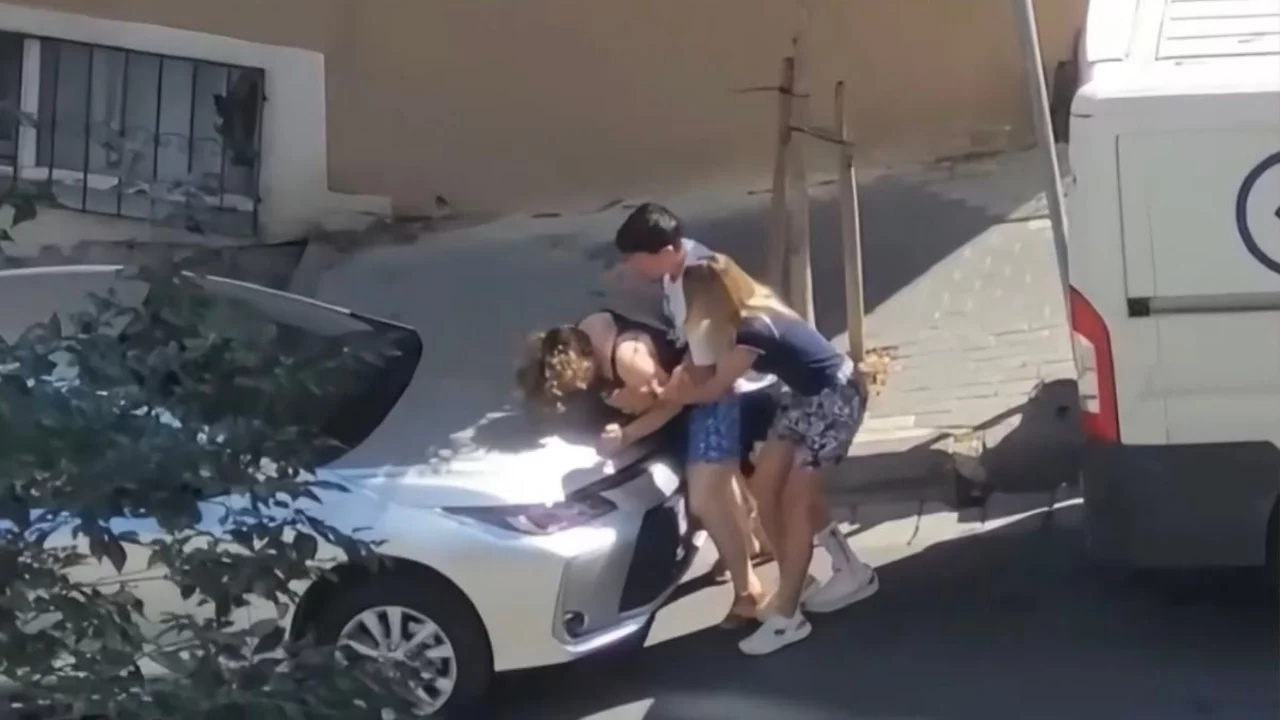 Anne ve kızları sokakta sa&ccedil; baş kavgaya tutuştu