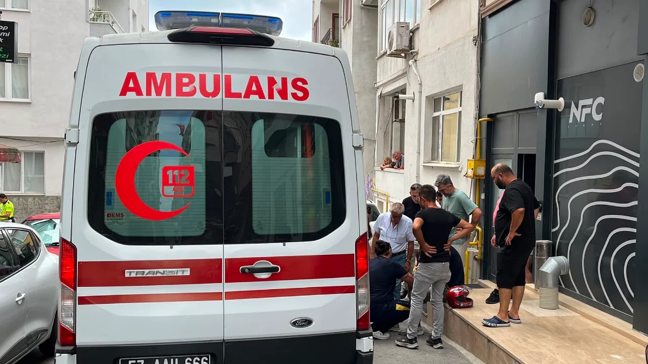 Motosiklet ile hafif ticari ara&ccedil; &ccedil;arpıştı: 1 yaralı