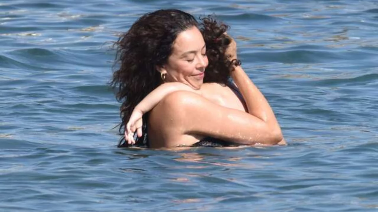 Azra Akın kızı Arya ile Bodrum'da g&ouml;r&uuml;nt&uuml;lendi! Tatil keyfi dikkat &ccedil;ekti