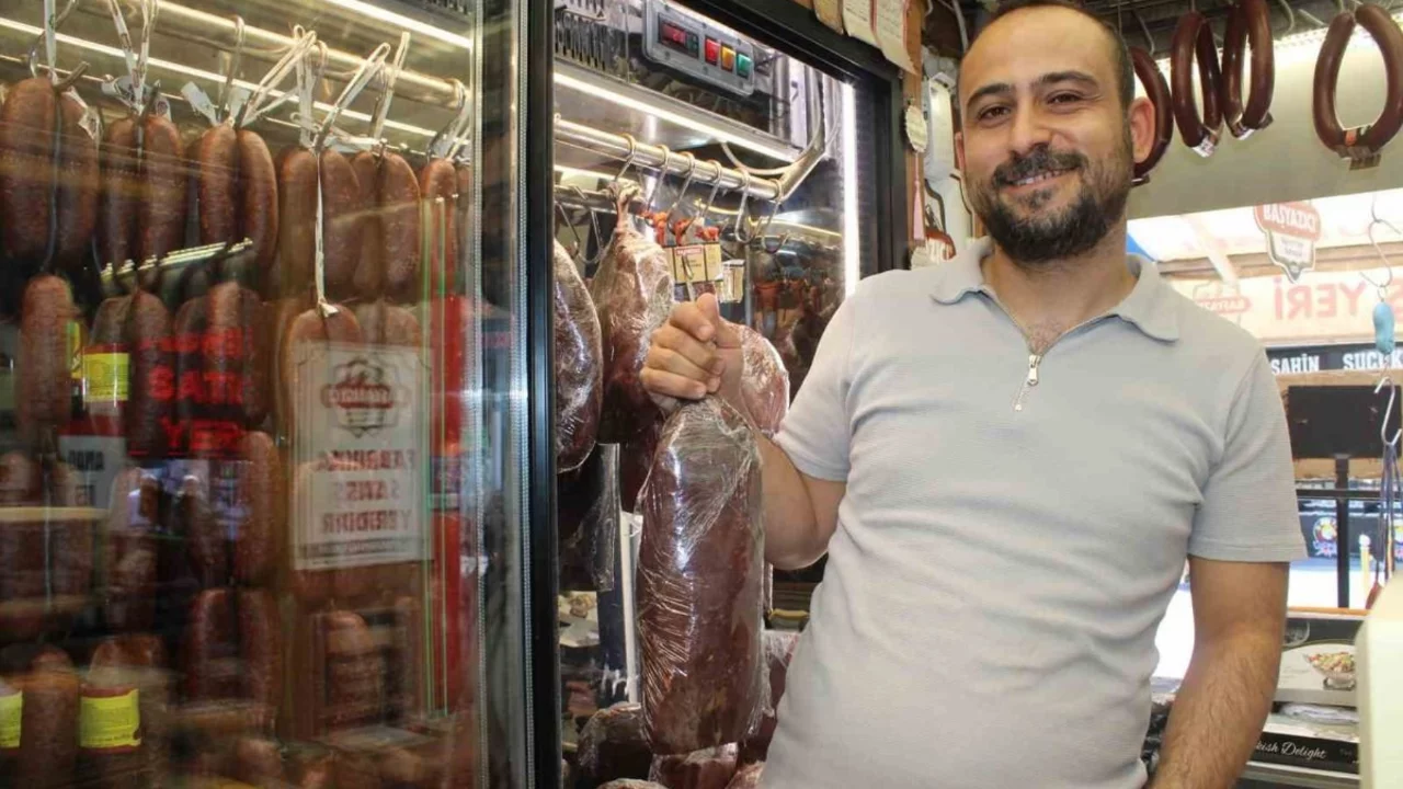 Gurbet&ccedil;i akını Kapalı &Ccedil;arşı'da pastırma ve sucuk satışlarını artırdı