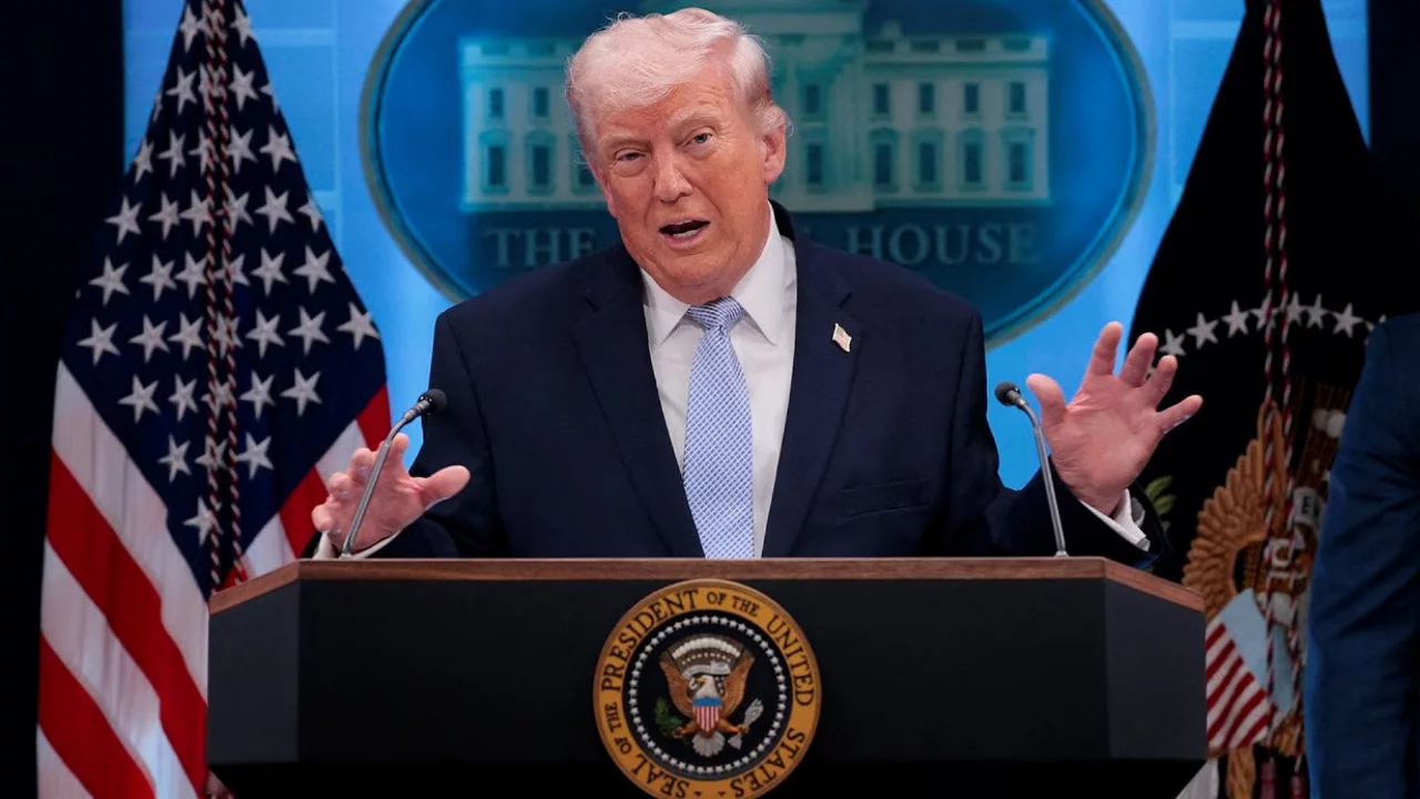 Trump'tan İran hakkında dikkat &ccedil;eken s&ouml;zler: "Tamamen &ccedil;&ouml;k&uuml;şte"