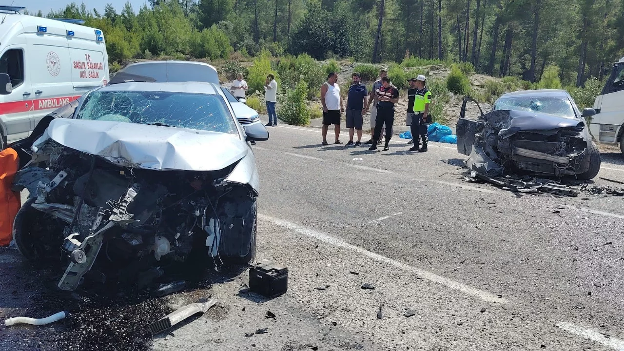 Otomobillerin &ccedil;arpıştığı feci kazada &ouml;l&uuml; ve yaralılar var